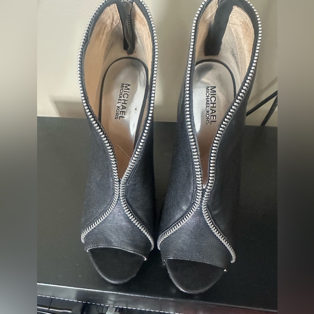 Michael Kors heels 👠
Zipper and studs